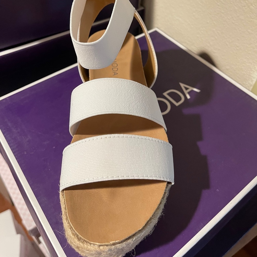White Top Moda Sandals